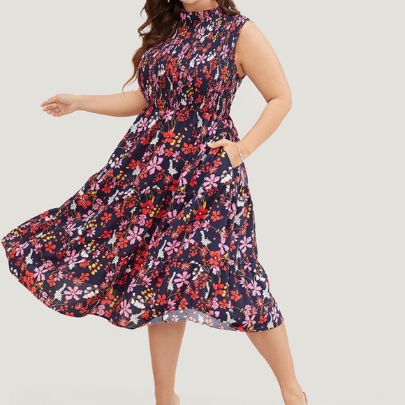 NWT floral pocket dress with mock neck and button closure . - Picture 3 of 8